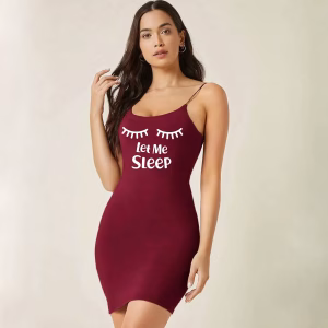 نايت شيرت نبيتي بحمالات رفيعة وطبعة Let Me Sleep من الأمام