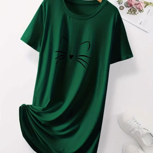 نايت شيرت أخضر نص كم برسمة وجه قطة من الأمام